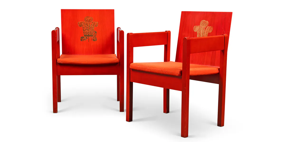 Une paire de chaises d'investiture du Prince de Galles conçues par Lord Snowdon en 1969, frêne peint en rouge, image © Christie's