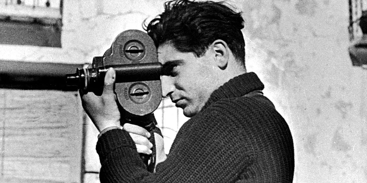 Robert Capa in Spagna durante la Guerra civile, 1936. Foto di Gerda Taro, di dominio pubblico (dettaglio).