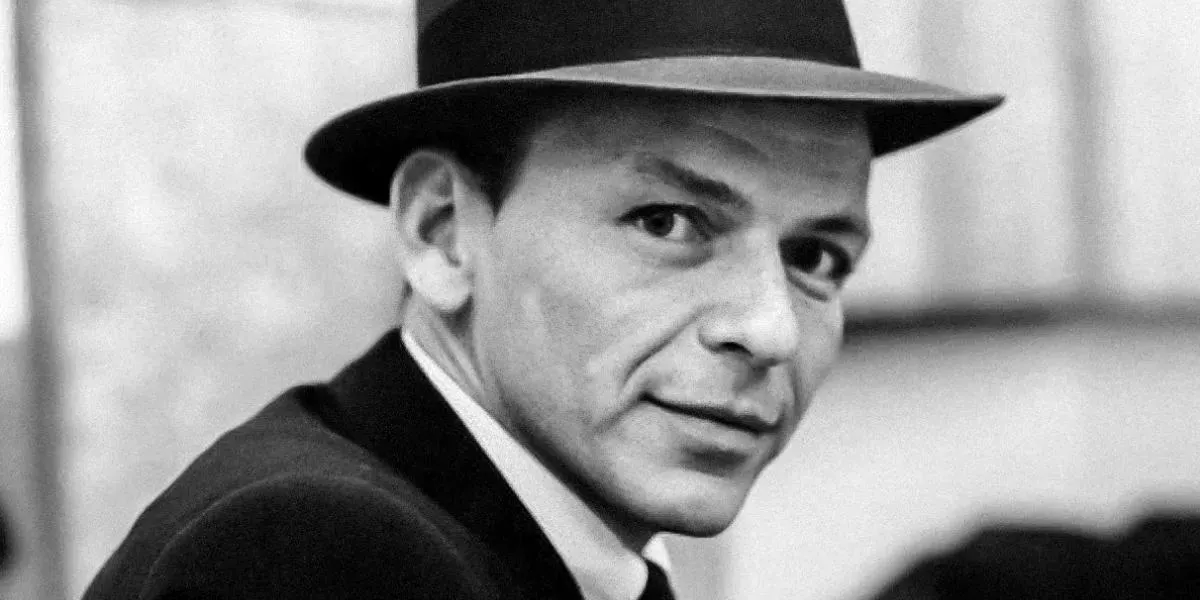 Frank Sinatra dans les studios Capitol, vers octobre 1957, pendant l'enregistrement de « Come Fly with Me ». Photo du domaine public (détail)
