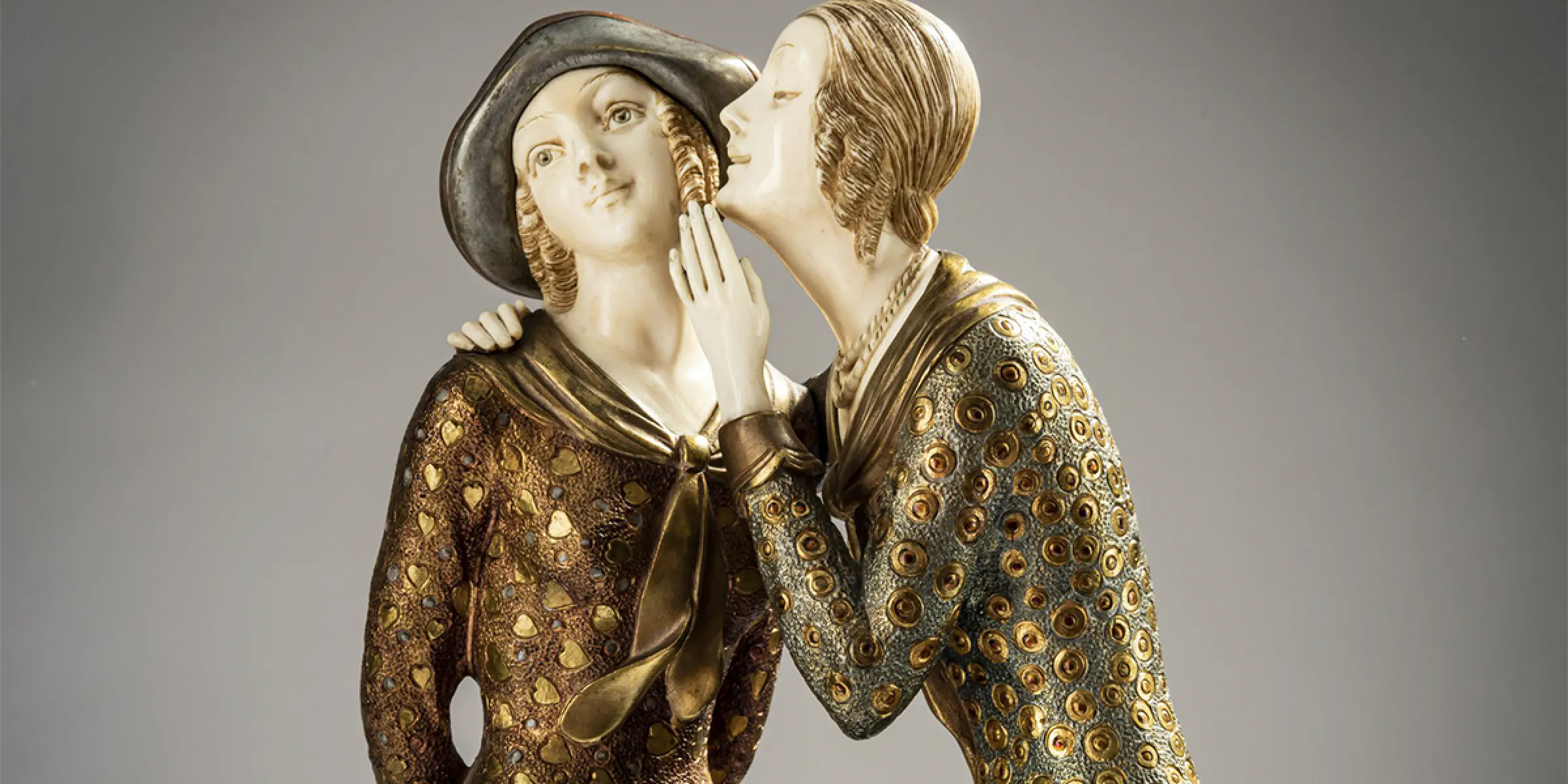 Demétre H. Chiparus, "Confidences" - "The Secret", um 1925, Bronze, kalt bemalt und emailliert, Elfenbein, Sockel aus Marmor und Onyx, H 37 cm (55,5 cm gesamt). Foto © Quittenbaum Kunstauktionen (Detail)
