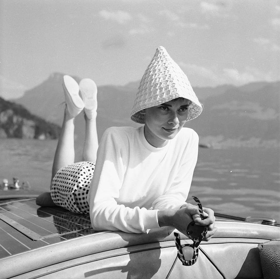 Audrey Hepburn su una barca durante un soggiorno sul Bürgenstock in Svizzera, c. 1954. Autore della foto Hans Gerber, con licenza CC BY-SA 4.