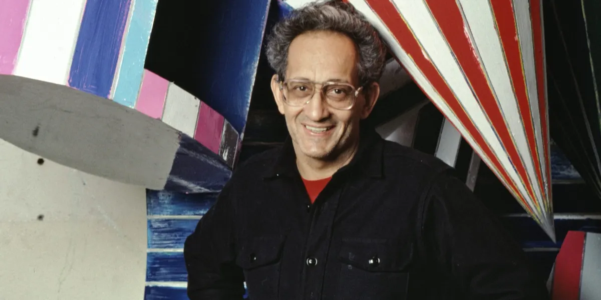 Frank Stella con le sue opere nel suo studio di New York nel 1987. Foto di Jack Mitchell/Getty Images (dettaglio)