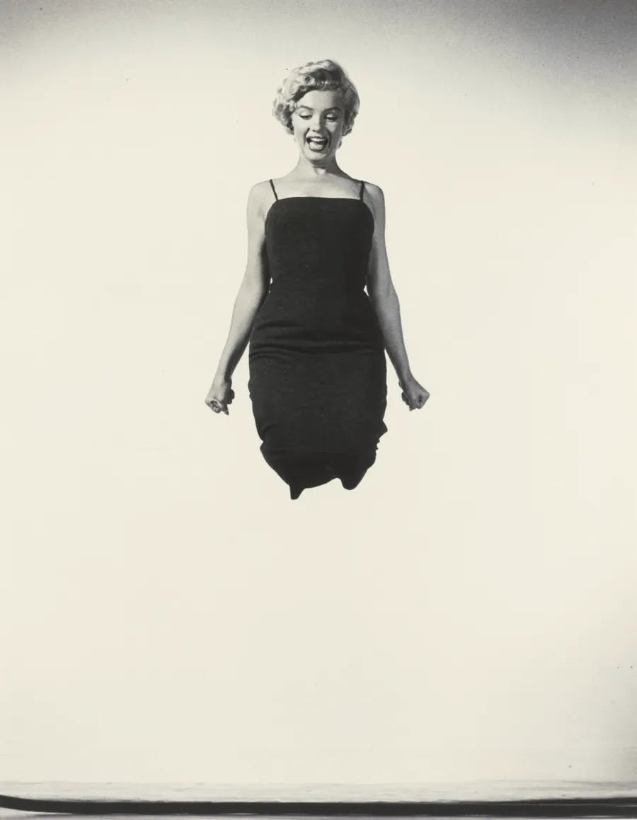 "Marilyn Monroe che salta". Marilyn Monroe è stata una delle persone illustri fotografate da Philippe Halsman per il suo "Jump Book" (1959), insieme a celebrità come Audrey Hepburn, Richard Nixon e il Duca e la Duchessa di Windsor. Foto © Sotheby's