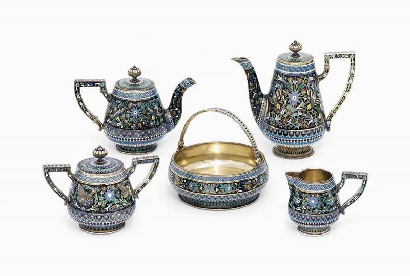 Servicio de té y café en plata dorada y esmalte, firmado por P. OVCHINNIKOV con la Orden Imperial. Moscú (1881)