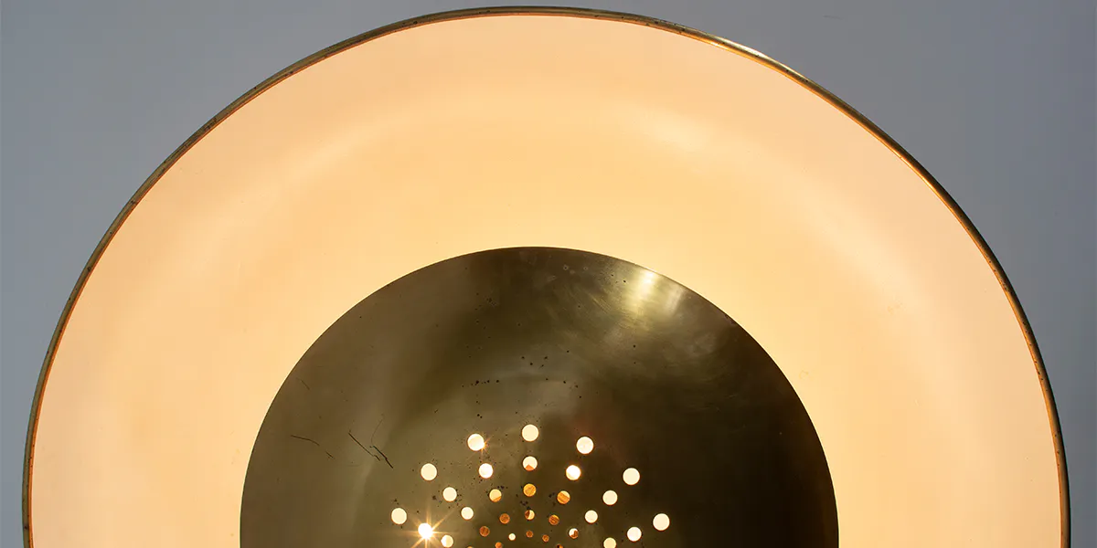 CARLO MOLLINO, Lampada a sospensione. Ottone, alluminio verniciato, coppa in ottone curvato e traforato. Italia 1953. Il presente lampadario è archiviato presso il Museo Casa Mollino rif. N.83. cm 99,5x89,5. Stima: 80.000 - 100.000 euro. Foto © Wannenes (dettaglio)