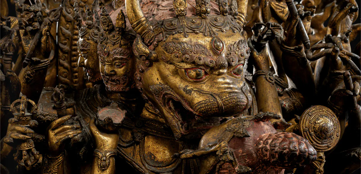 Bronzo imperiale di Vajrabhairava, 1473, bronzo dorato a fuoco, H 94 cm, Cina, periodo e marchio Chenghua, iscrizione con data. Foto © Nagel Auktionen (dettaglio)
