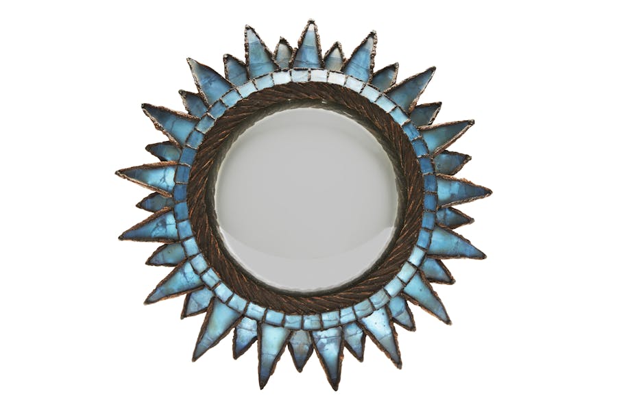 LINE VAUTRIN (1913-1997), Miroir "Soleil à pointes n° 1", circa 1960. Structure circulaire en résine talosel guillochée présentant vers l'extérieur une double couronne de pointes animées de miroirs bleus à reflets irisés, bordés de talosel, vers le centre une couronne de petits carrés de miroirs et un cercle guilloché d'un mouvement hélicoïdal. Signature incisée "Line Vautrin XII", fond d'origine. Image © Art Research Paris