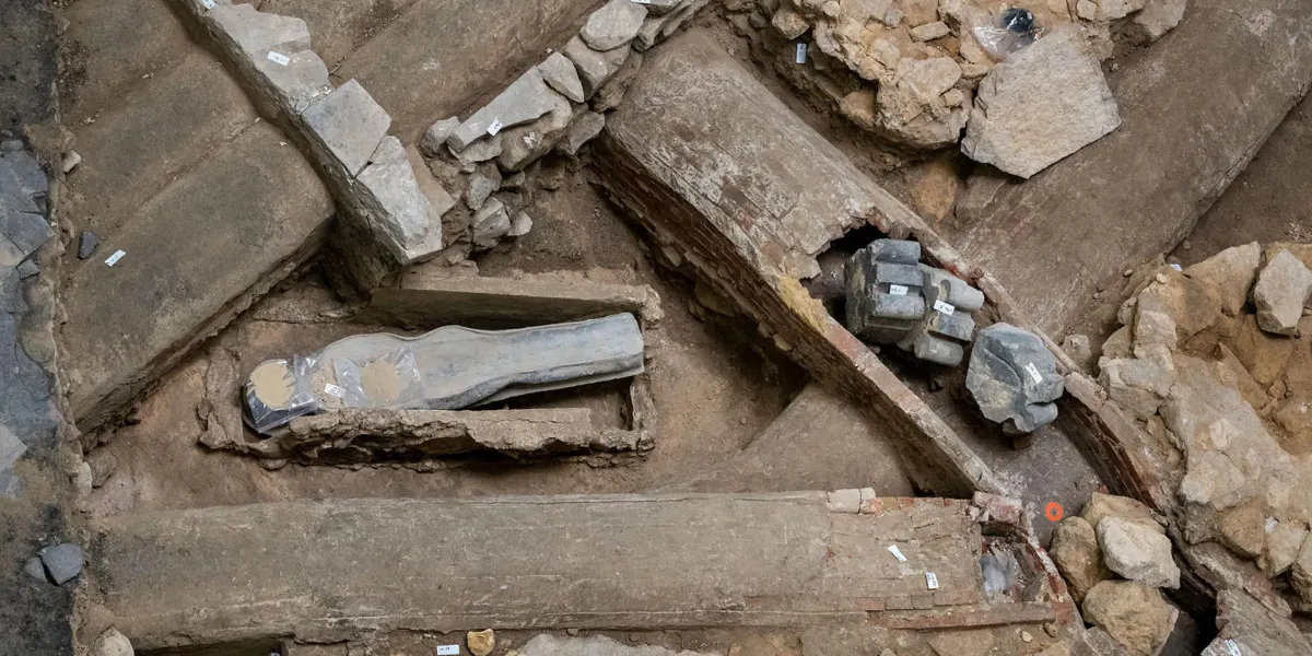 Vue du sarcophage en plomb entouré des carneaux de chauffage du XIXe siècle.
Photo © Denis Gliksman, Inrap