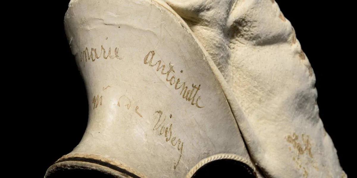 Schuh aus Ziegenleder und Seide aus dem Besitz von Königin Marie Antoinette | Foto: © Osenat (Detail)