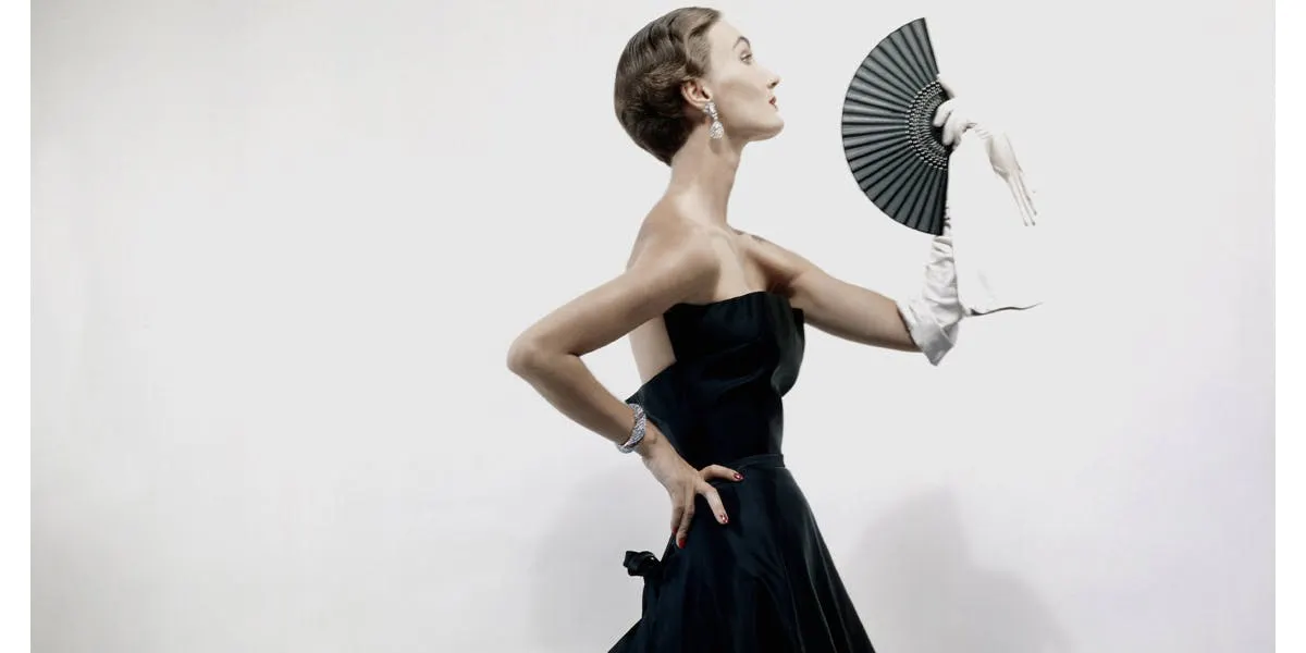 Model in schwarzem Abendkleid von Dior mit weißen Handschuhen und Fächer | Foto: Erwin Blumenfeld/Condé Nast via Getty Images (Detail)