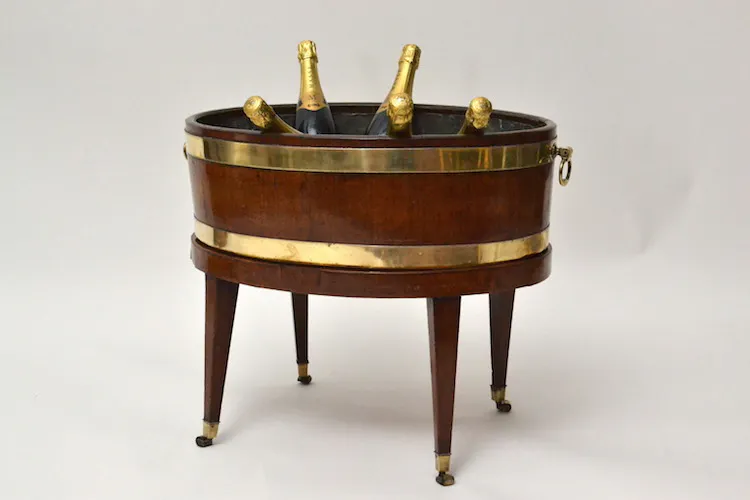 En mässingsbunden vinkylare av mahogny i George III från sent 1700-tal eller i början av 1800-tal. Säljs hos Lundgrens antikhandel