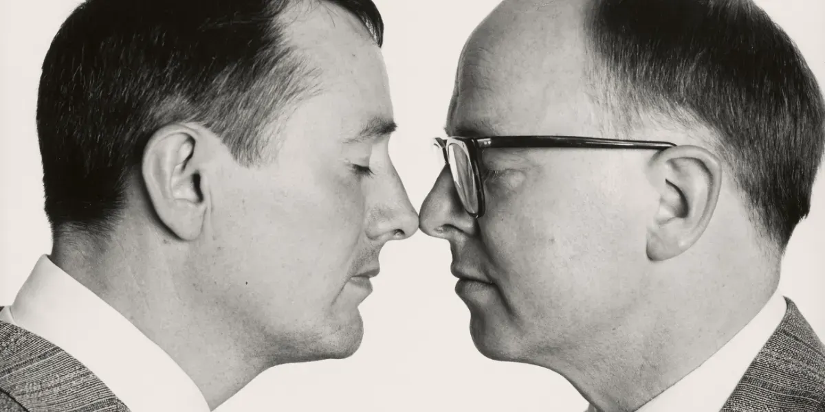 Abe Frajndlich, "Gilbert + George, New York City", 1987, stampa alla gelatina d'argento. Foto © Lempertz (dettaglio)