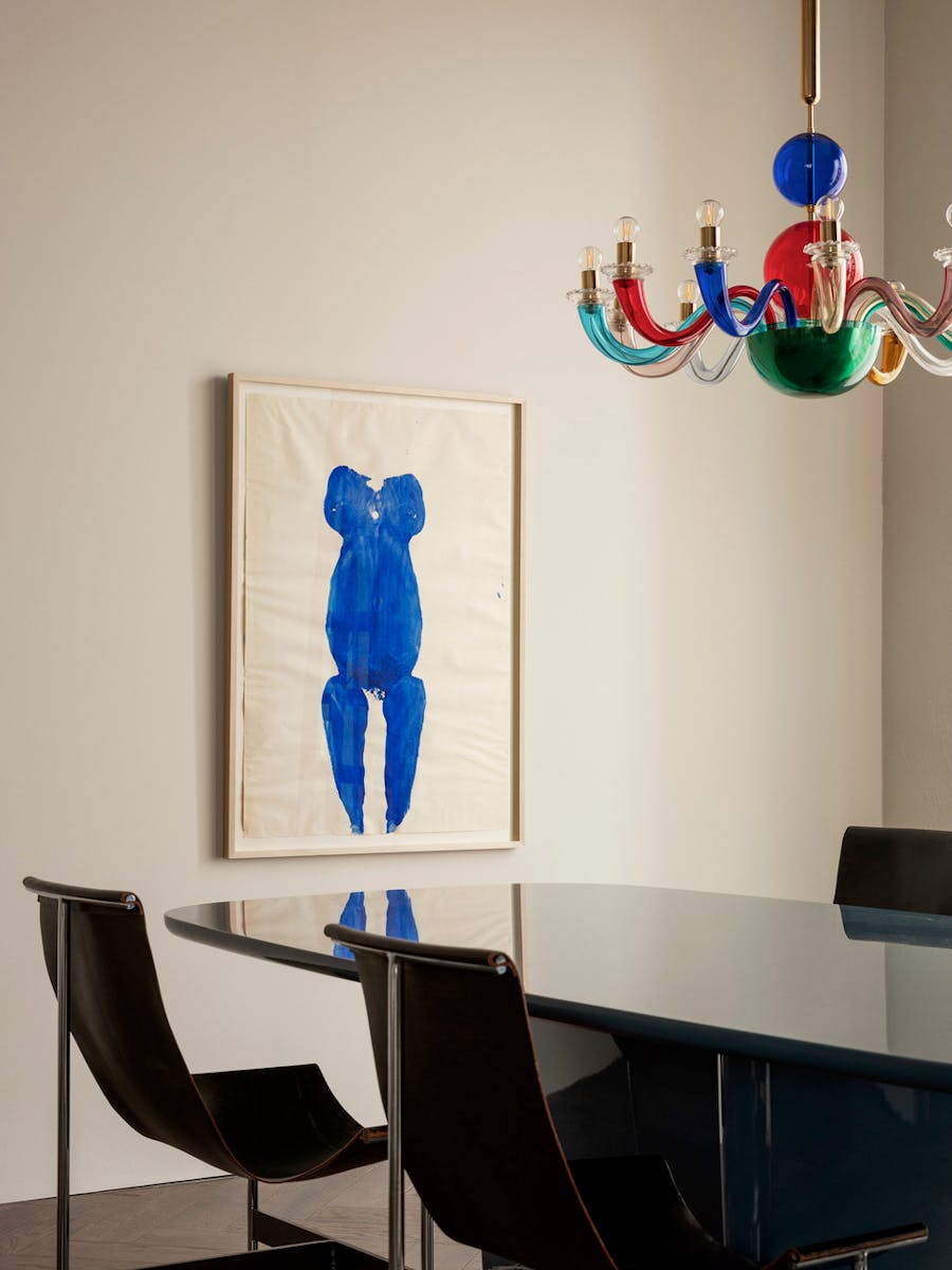 Il dipinto di Mike Bidlo "Not Yves Klein's Anthropometries" e il lampadario di Gio Ponti saranno venduti da Bukowskis il 26 aprile 2023. Foto © Bukowskis