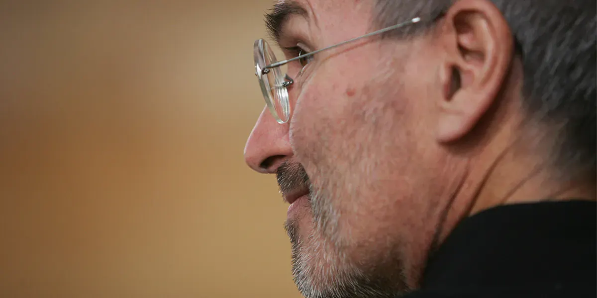 Le PDG d'Apple, Steve Jobs, annonce lors d'une conférence de presse à Berlin le 19 septembre 2007 que T-Mobile sera le partenaire pour la vente de l'iPhone en Allemagne, photo © Sean Gallup/Getty Images (détail)