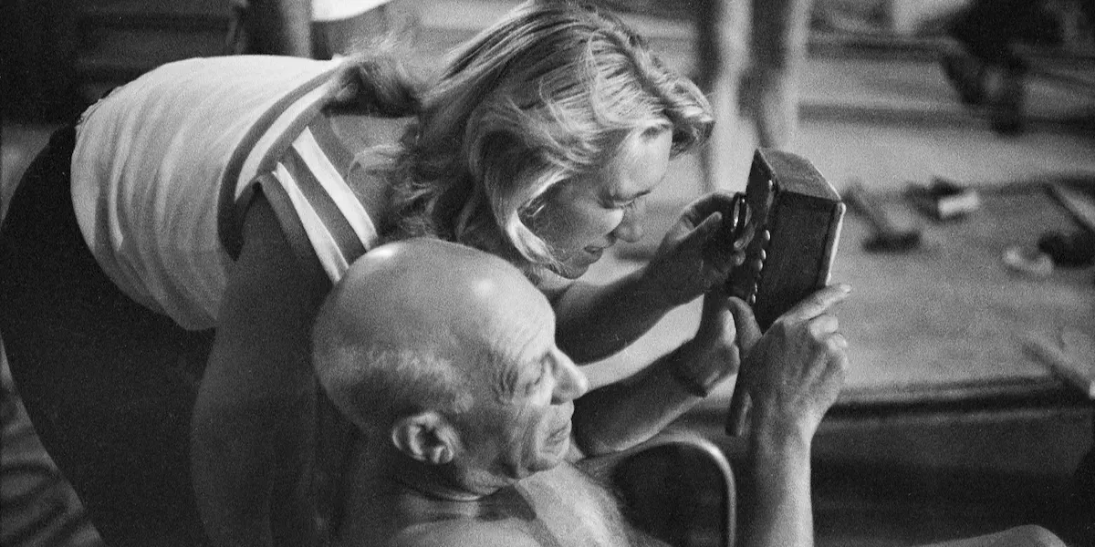 Picasso e Maya sul set del film Le Mustère Picasso. Foto © Picasso Museum Paris