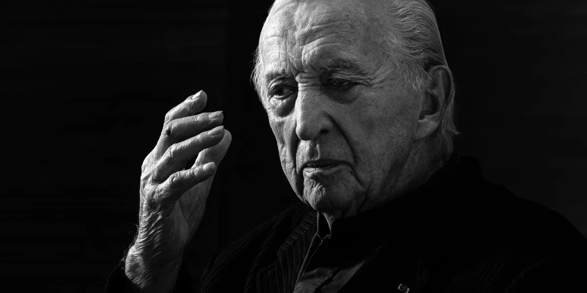 Il pittore francese Pierre Soulages posa durante una sessione fotografica al museo del Louvre di Parigi il 10 dicembre 2019. (Foto di JOEL SAGET / AFP) (Foto di JOEL SAGET/AFP via Getty Images)