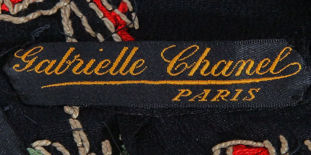 The label sewn into the tunic from "Gabrielle Chanel Paris". Photo © Maurice Auctions (detail)