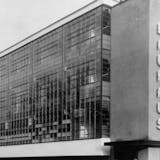 Esterno della scuola Bauhaus di Dessau, progetto dell'architetto Walter Gropius, 1926, foto © General Photographic via Agency / Getty Images.