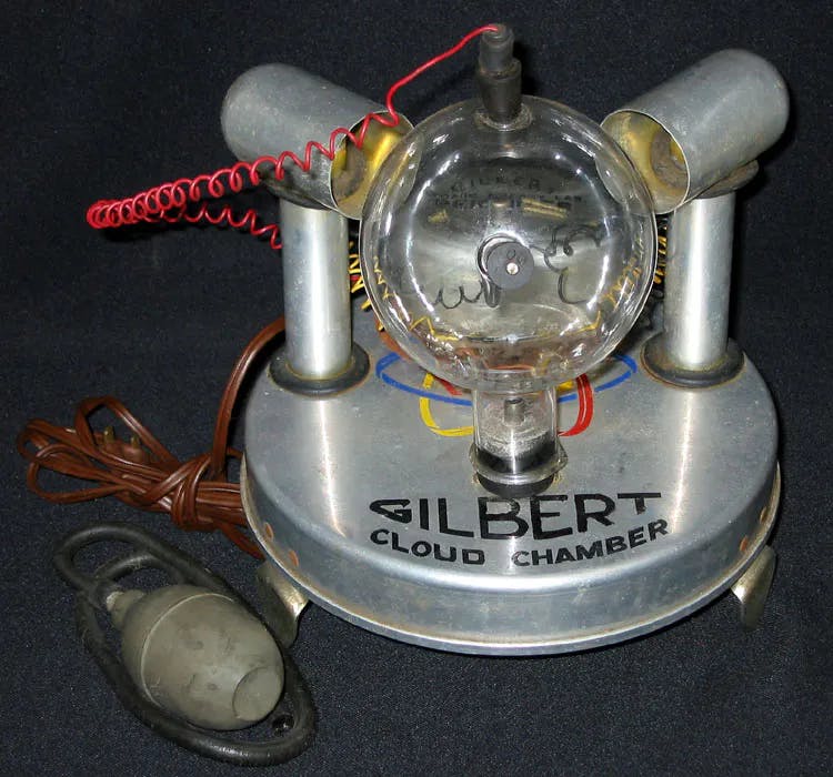 The "cloud chamber" for Gilbert's laboratory experiments, assembled. Science History Institute, CC BY-SA 3.0 license
