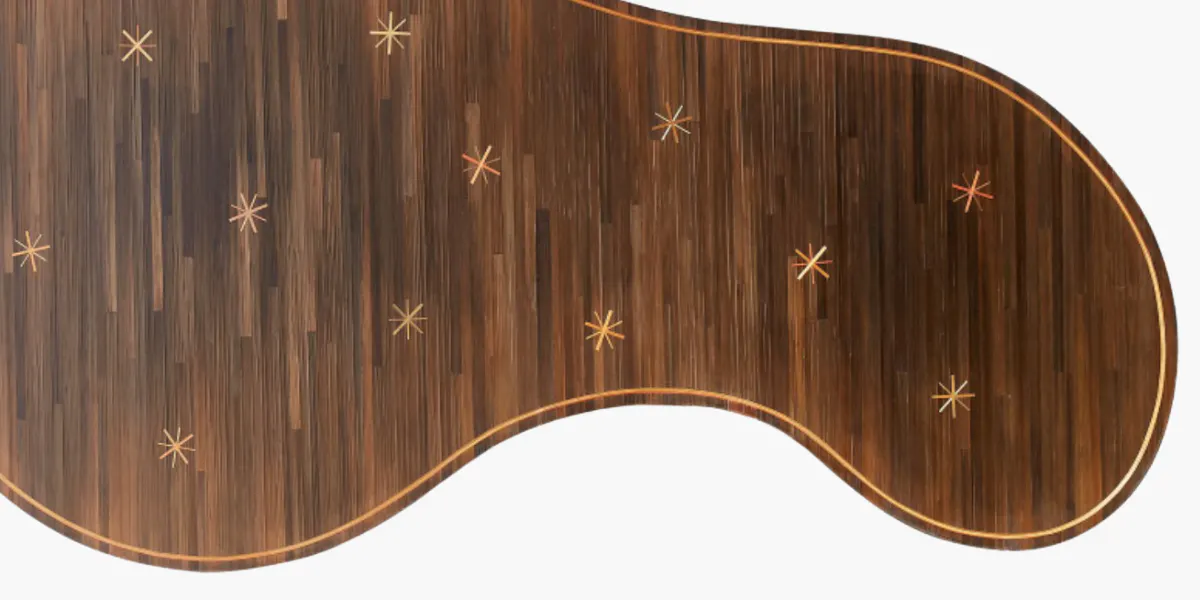 Jean Royère (1902-1981) Table basse « Flaque en marqueterie de paille à décor d'étoiles », modèle créé vers 1950. Estimation 200000 - 300000 euros. © Art Research Paris (détail)