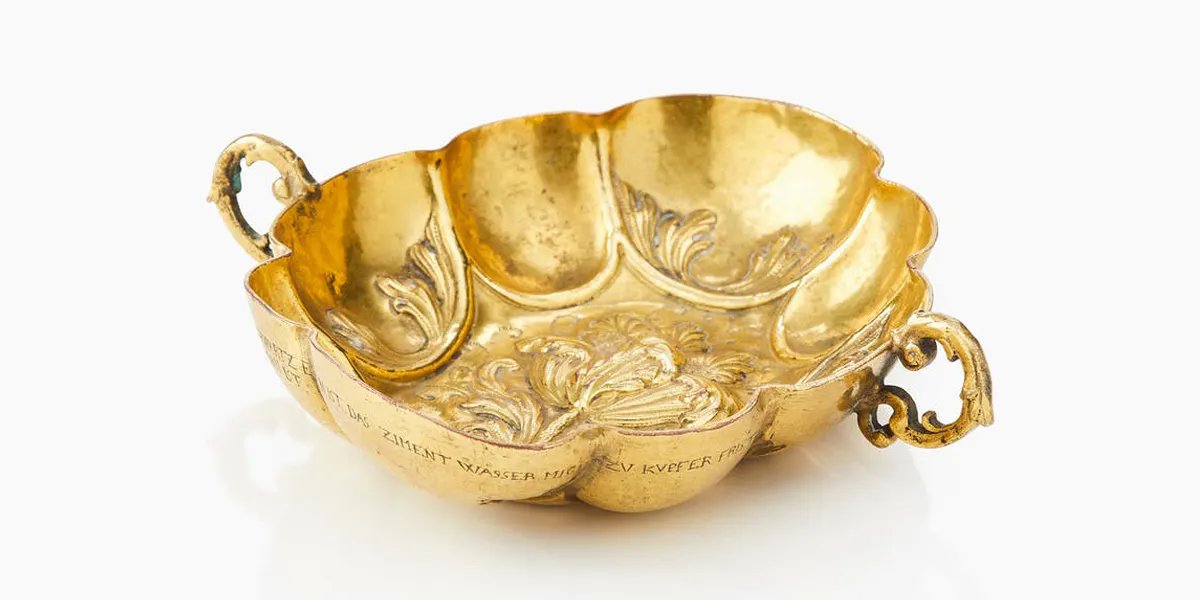 Une coupe baroque de Herrengrund datant de la fin du XVIIe siècle/début du XVIIIe siècle en cuivre doré gaufré avec une inscription, image © Uppsala Auktionskammare