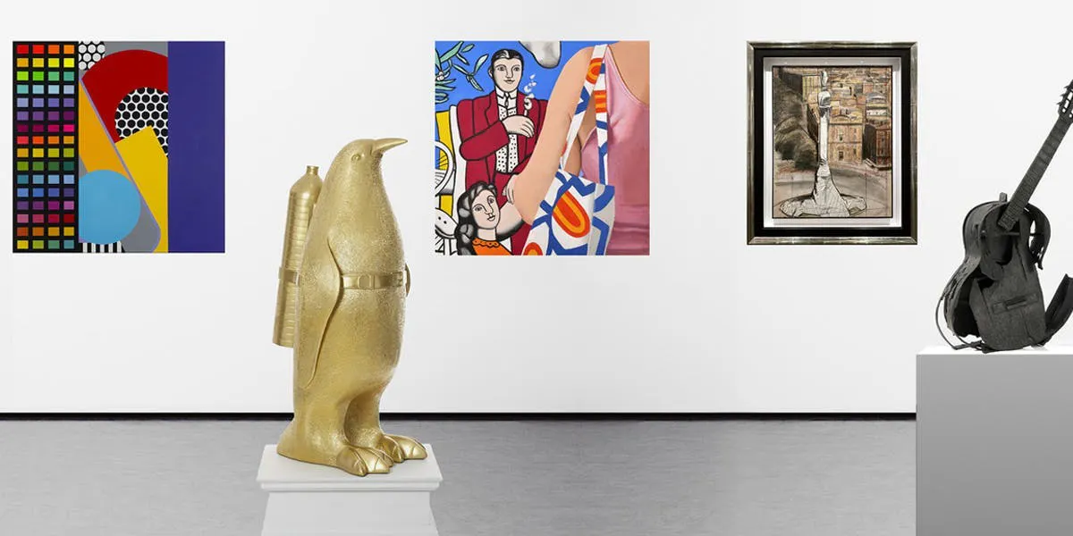 De gauche à droite : Cecilia Cubarle, « Pantone », 2013 / William Sweetlove, « Cloned gold Penguin with pet bottle », 2015 / Gérard Schlosser, « Ça fait un titre », 2016 / Christo et Jeanne-Claude, « Wrapped Monument to Cristobal Colón », 1976 / Arman, « Feu Henrix », 1994, image © Galerie GKM