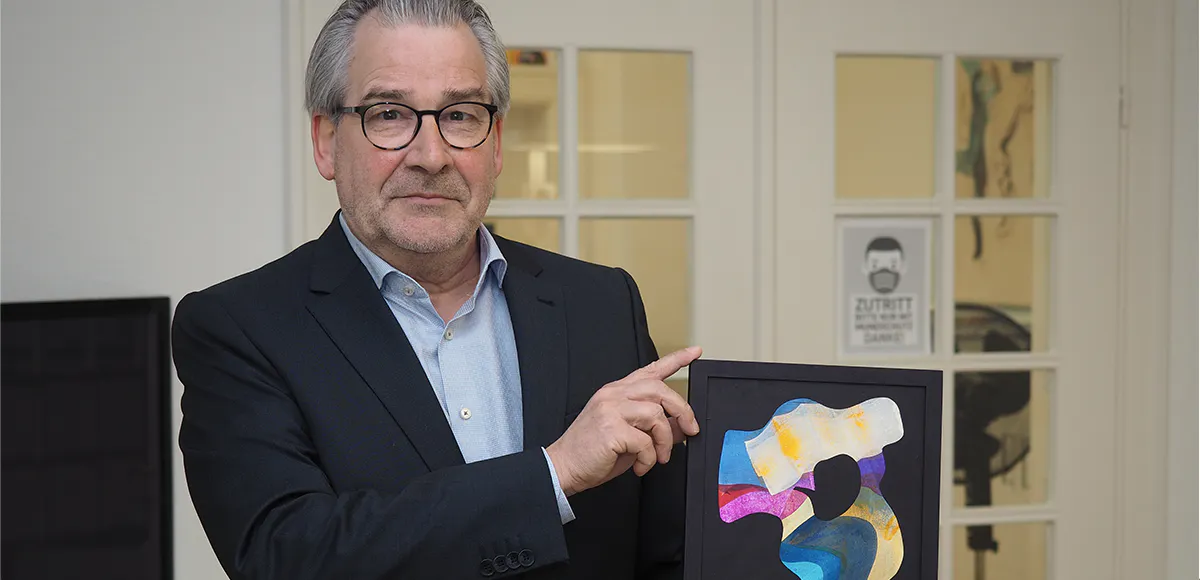 Andreas Stucken mit "Lob des Schattens 05" von Carolin Leyck. Foto © Augsburg Journal