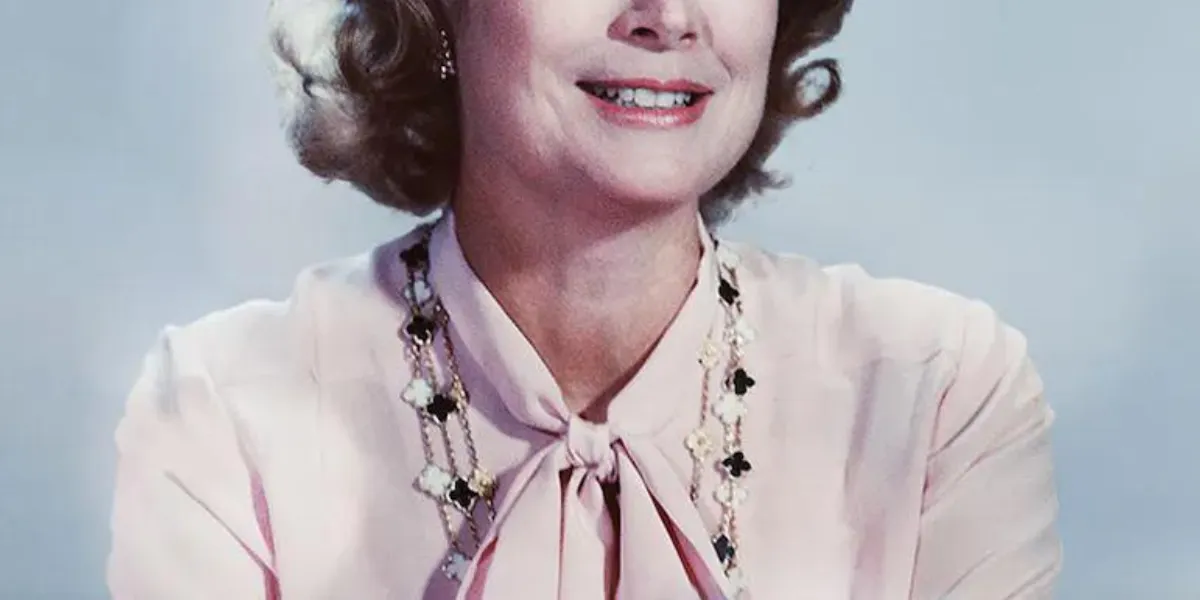 Il principe Ranieri regala a Grace di Monaco una collana Alhambra nel 1973. Immagine Anwar Hussein, Getty Images (dettaglio)