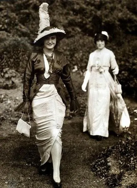 Señoras llevando bolso a la moda de principios del siglo XX. Imagen vía: princeandpark.com