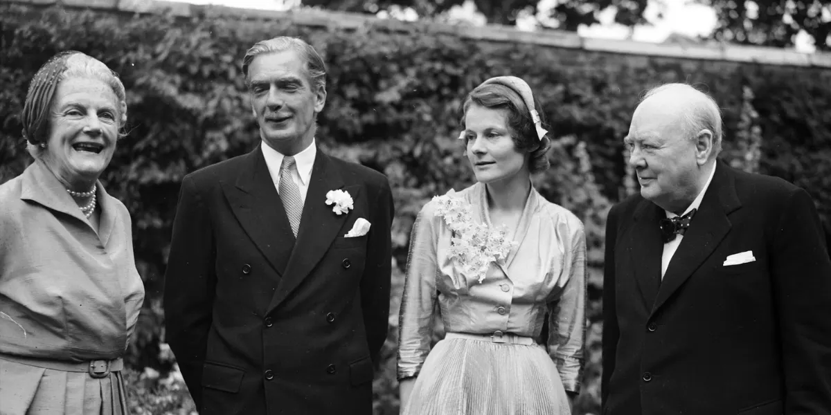 14 agosto 1952: Il primo ministro britannico Winston Churchill (1874-1965) e sua moglie Clementine posano con gli sposi al matrimonio del ministro degli Esteri Anthony Eden (1897-1977) e Clarissa Churchill, nipote del primo ministro. La festa di nozze si svolge al numero 10 di Downing Street, a Londra. (Foto di PNA Rota/Getty Images)