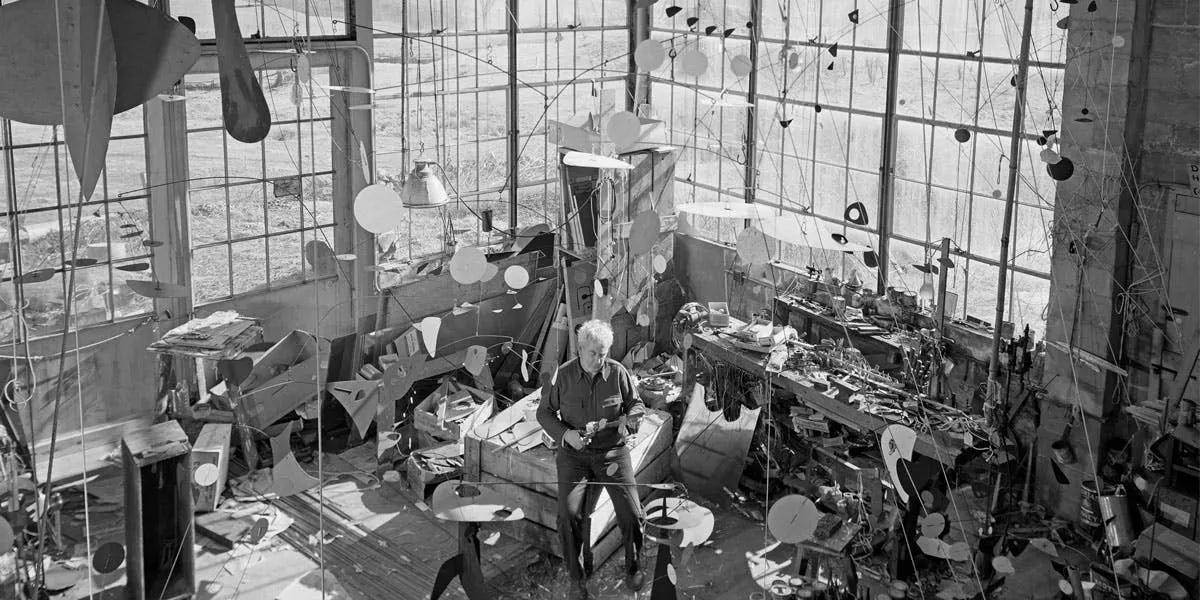 Der amerikanische Bildhauer Alexander Calder verwendet Bleche, Stahlbleche und Drahtstücke für seine beweglichen Skulpturen, ca. 1955. Foto via Evans/Three Lions/Getty Images (Detail)