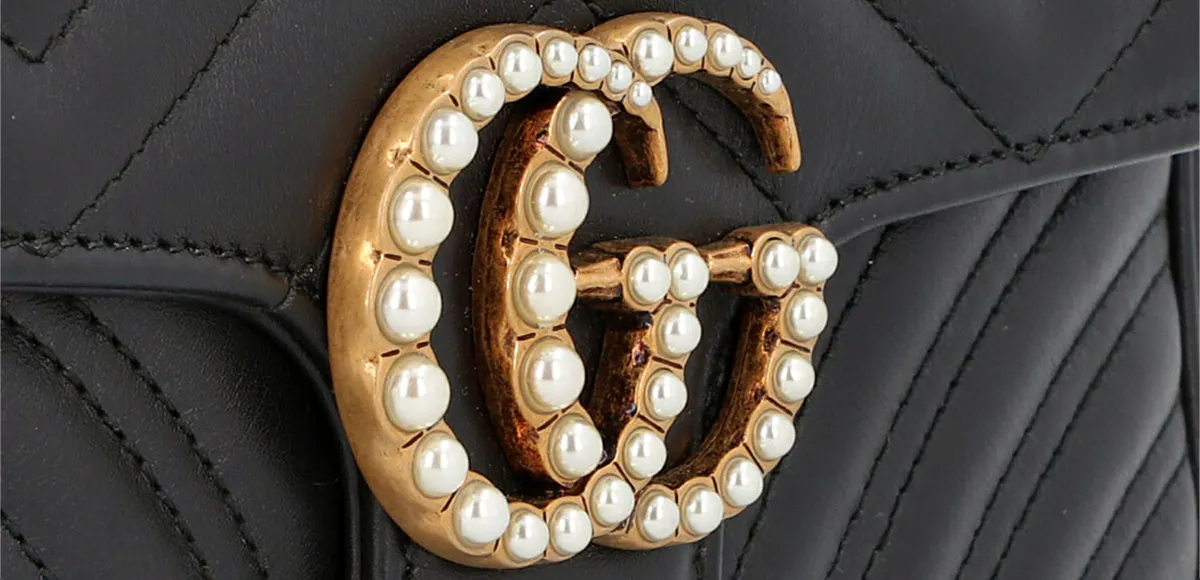 Gucci, Bauchtasche "Marmont 2.0" aus schwarzem Matelasse-Leder | Foto: © Eppli (Detail)