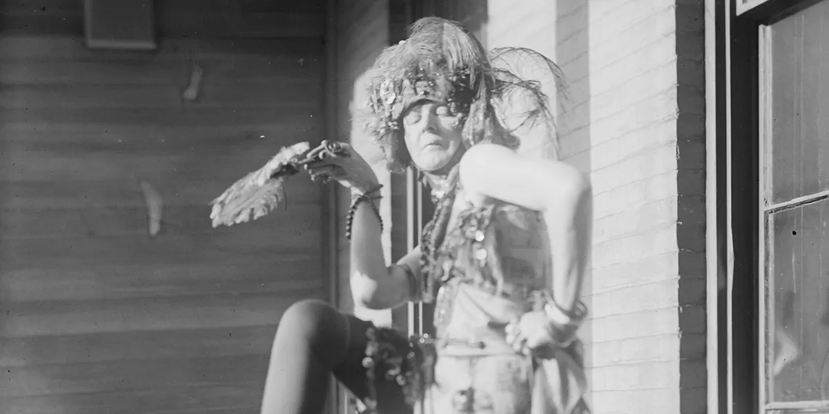 La baronne Von Freytag Loringhoven (détail), 1900, image Bain News Service, division des impressions et des photographies de la Bibliothèque du Congrès des États-Unis, CCØ