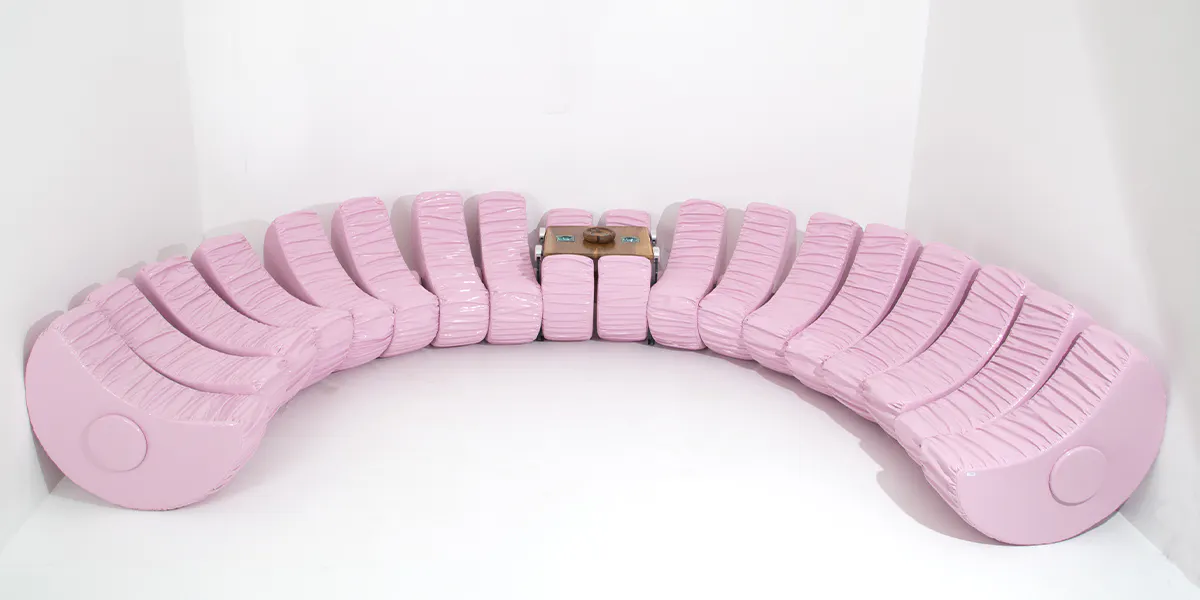 MARZIO CECCHI (Firenze, 1940 - New York, 1990) per STUDIO MOST, Firenze. Divano Serpente composto da 18 elementi imbottiti e rivestiti in vinile rosa con giunture in acciaio e vetro, completo di tavolino con ciotola in legno. Con etichetta del produttore e firma. Anni '70. Misure divano dritto: lung. cm. 650 ca. come da foto lung. cm. 470 ca. Misure: Alt. cm. 85 Prof. cm. 98 ca. Val. 13.000/18.000. Base d'asta: 9.000 EUR. Foto © Viscontea