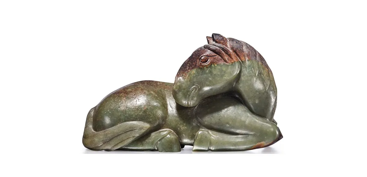 Caballo tallado en jade verde y marrón. China. Dinastía Qing (s. XIX). Imagen vía: Sotheby’s