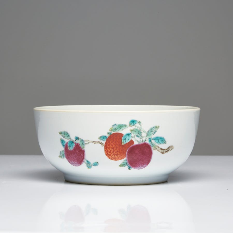 CHINE, PÉRIODE QING, Coupe en porcelaine et émaux de la famille rose, à décor de pivoines litchis, pêches de longévité et grenade. Époque et marque Qianlong sur la base, H 6,6 x D 15 cm.  Image © Art Research Paris