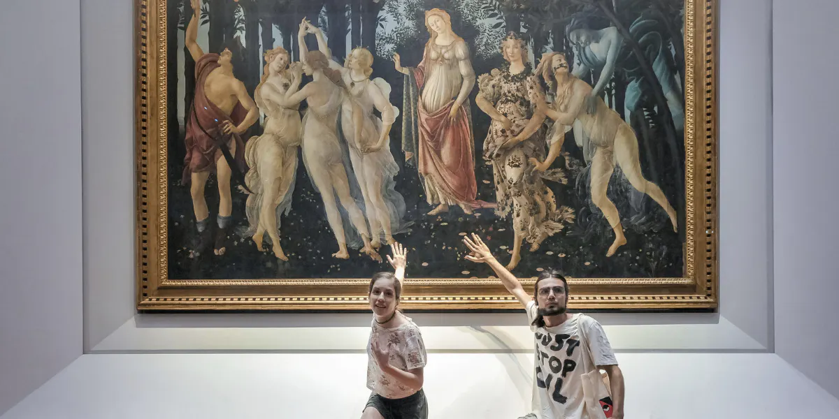 FIRENZE, ITALIA - 22 LUGLIO: manifestanti del gruppo d'azione Ultima Generazione incollano le mani al vetro che copre La Primavera di Sandro Botticelli agli Uffizi il 22 luglio 2022 a Firenze, Italia. L'Ultima Generazione è così chiamata perché ritiene di essere l'ultima generazione in grado di agire per invertire gli effetti del cambiamento climatico. (Foto di Laura Lezza/Getty Images) (dettaglio)
