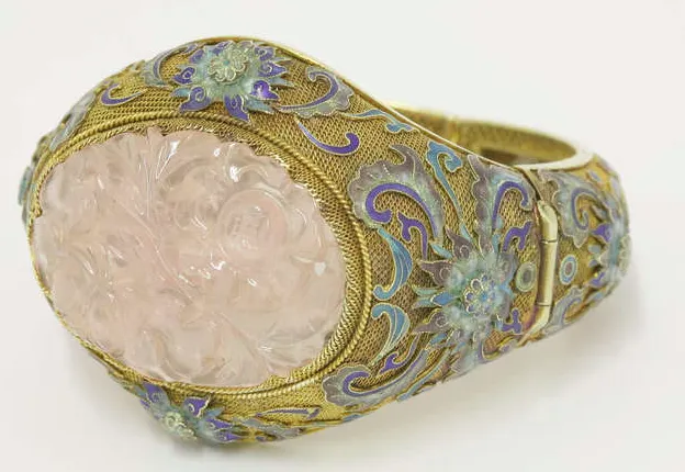 Manchette chinoise, 1930, lotus stylisé dans des émaux colorés, quartz rose gravée, estampillée 14K, fabriquée en Chine, diamètre 8.5cm