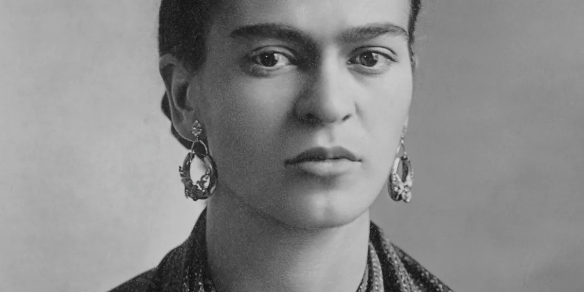 Frida Kahlo photographiée par son père, Carl Wilhelm 'Guillermo / Kahlo (1932). Photo du domaine public (détail)