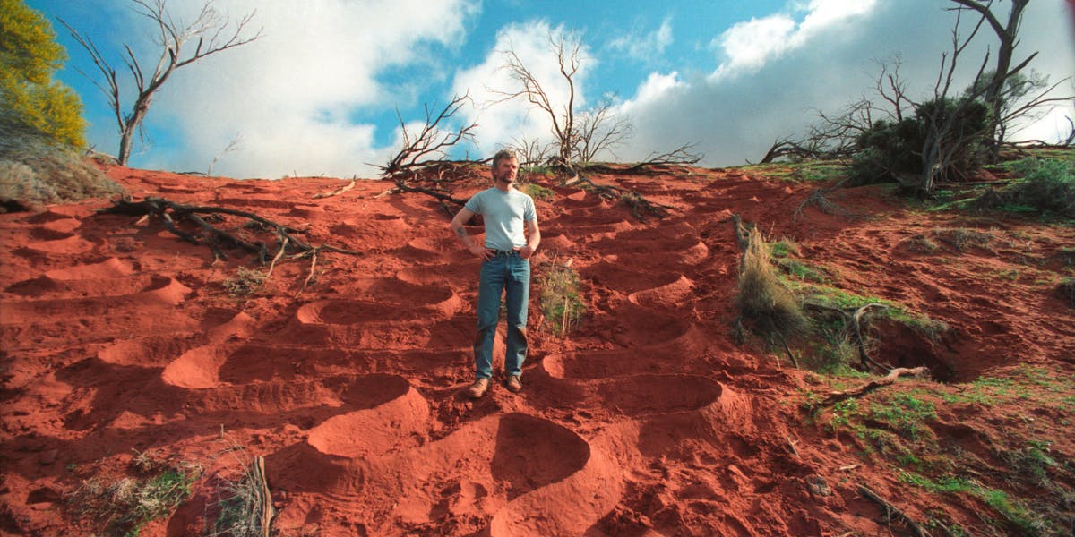 (AUSTRALIA OUT) Artist Andy Goldsworthy, who created a sculpture entitled 'Red Earth', in the Australian outback, 10 August 1991. Neg no. 91-32380. THE AGE Photo by BRYAN CHARLTON (Photo by Fairfax Media via Getty Images/Fairfax Media via Getty Images) (detail)