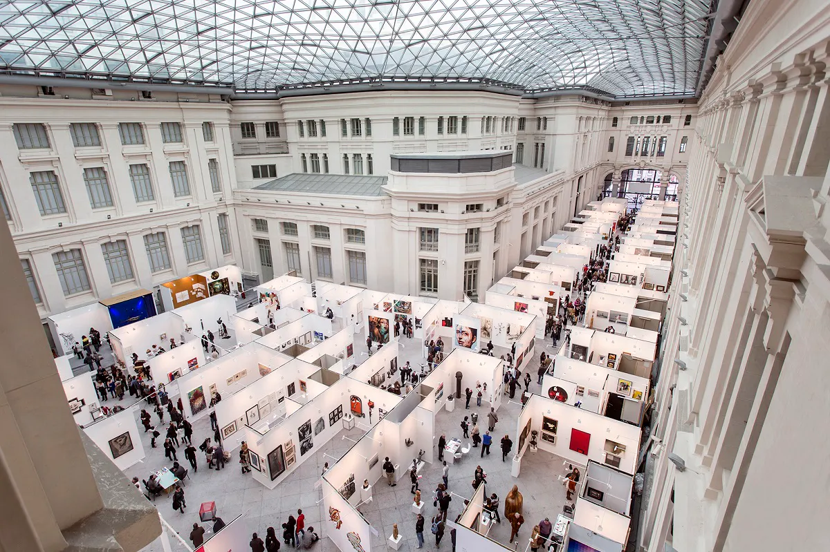 Vista de la Feria Art Madrid. Galería de Cristal del Palacio Cibeles. 