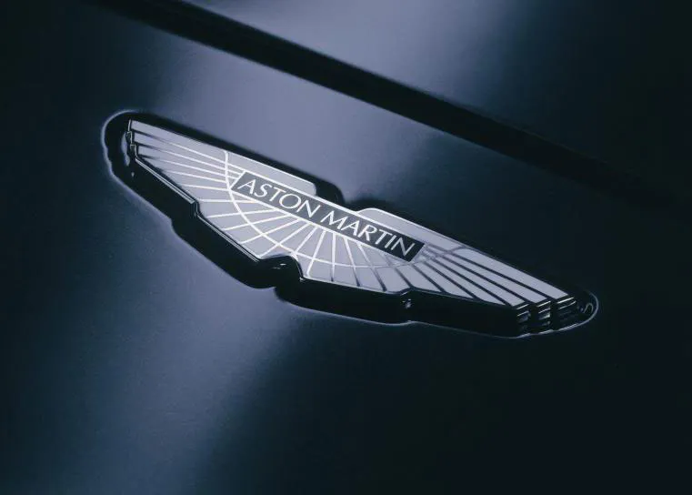 Le logo ailé d'Aston Martin inspiré du Dieu égyptien Khepri et symbole de la renaissance