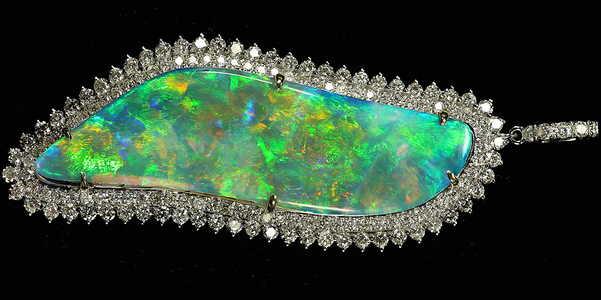 Pendentif serti d'une opale et d'un diamant. L'opale provient de Mintabie, en Australie-Méridionale. Photo par Doxymo, Licence CC BY-SA 4.0
