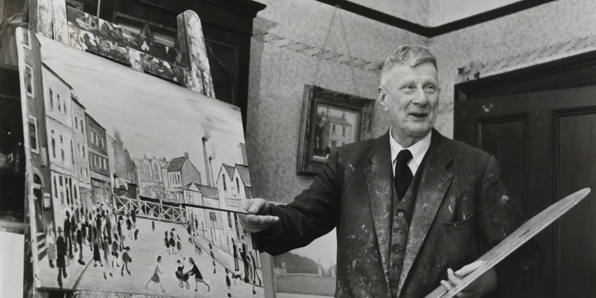 L S Lowry nel suo studio di casa, 1961. Una fotografia dell'artista L. S. Lowry (1887-1976), con un vestito macchiato di vernice, nel suo studio nella casa di Mottram-in-Longdendale, nel Cheshire. Sul cavalletto c'è il dipinto "Level Crossing, Burton on Trent", appena completato. Roy Spencer. 27 febbraio 1961. (Foto di Daily Herald Archive/National Science & Media Museum/SSPL via Getty Images)
