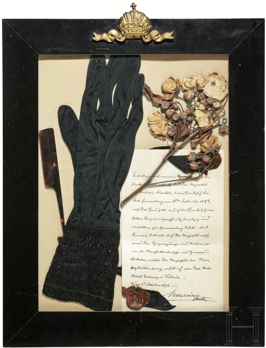Impératrice Elisabeth d’Autriche, gant de soie noire (main droite) avec manchette en dentelle, porté le jour de son assassinat à Genève le 10 septembre 1898. Photo © Hermann Historica GmbH
