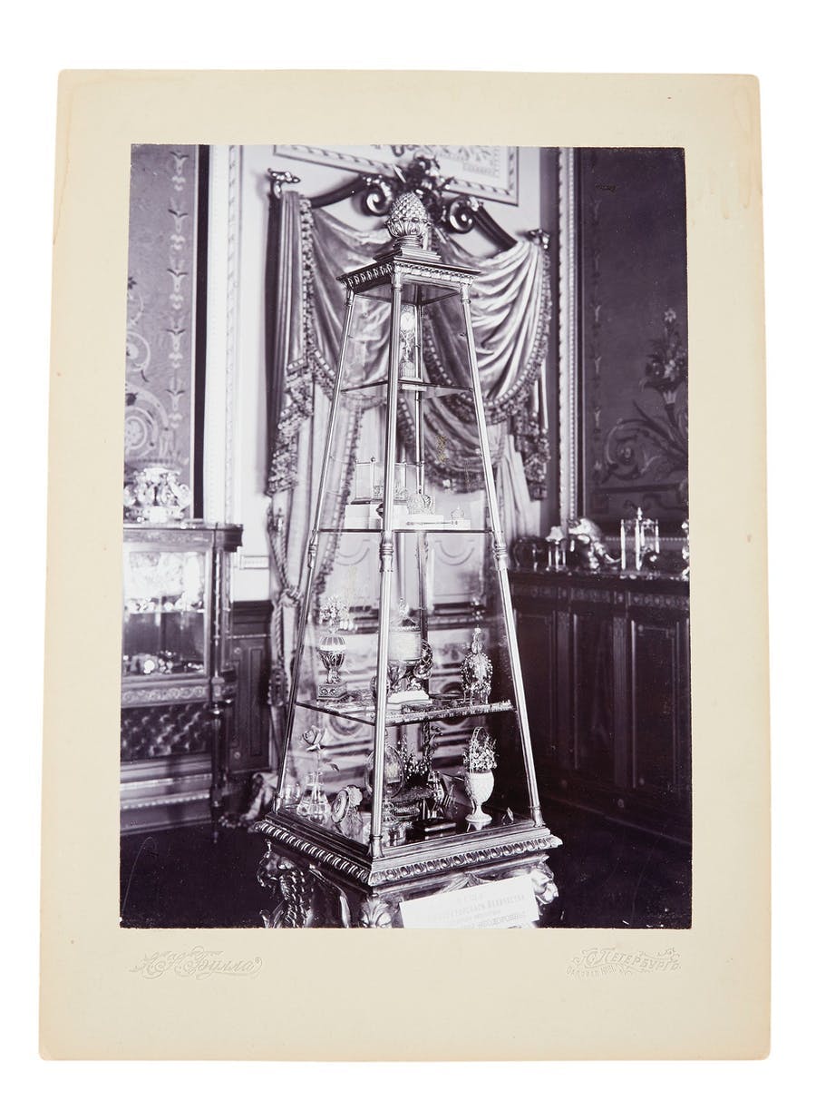 Carl Oswald Bulla (Karl Karlowitsch Bulla), Fotografie der Fabergé-Ausstellung in Sankt Petersburg 1902. Foto © Stockholms Auktionswerk