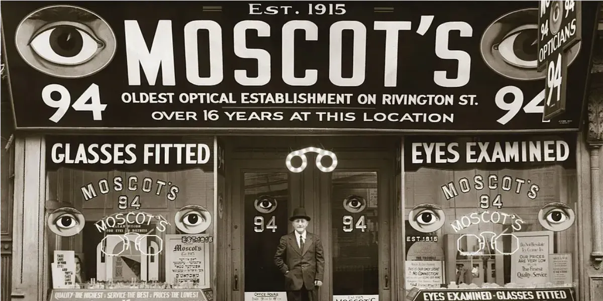 Moscots erstes Geschäft in der Orchard Street, New York. Foto gemeinfrei (Detail)