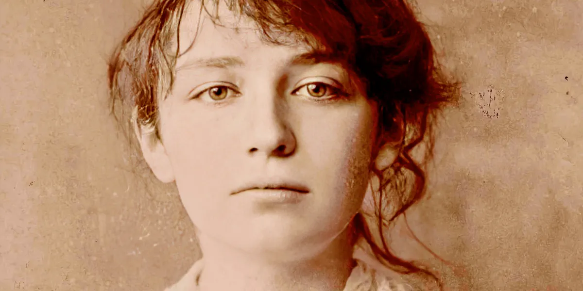 Ritratto di Camille Claudel prima del 1883, autore anonimo (particolare). Foto Licenza Plombelec / CC BY-SA 4.0, da una foto originale di pubblico dominio 