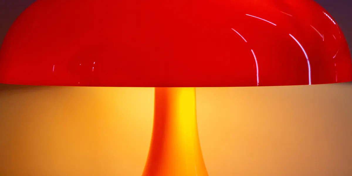 Giancarlo Mattioli, lámpara de mesa “Nesso”, fabricada por Artimide después de 2020, policarbonato, 64 x 23 cm. Foto © Catawiki (detalle)
