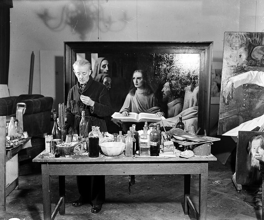 Koos Raucamp, L’artiste van Meegeren dans son atelier devant son faux Vermeer « Jesus parmi les docteurs, image CCØ